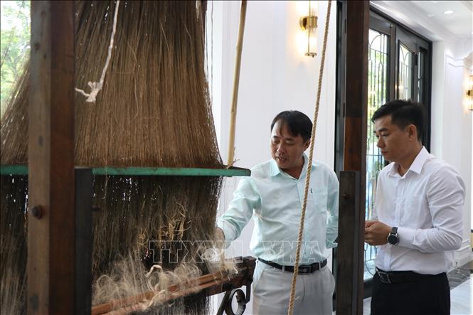 Nhiều loại khung dệt có giá trị lịch sử và văn hóa được trưng bày, giới thiệu tại Boutique De Soie. Ảnh: Mai Trang - TTXVN 