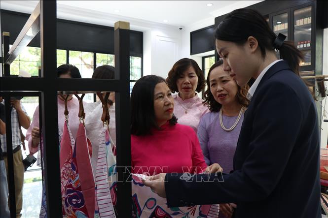 Du khách tham quan Không gian giới thiệu nghề dệt và tơ lụa ba miền- Boutique De Soie. Ảnh: Mai Trang - TTXVN 