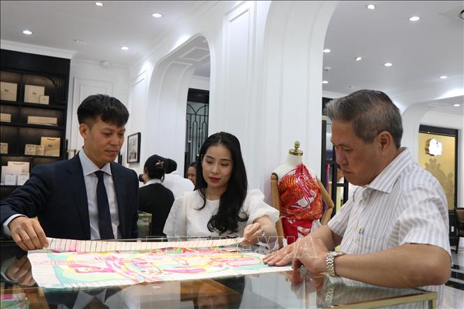 Mỗi sản phẩm tơ lụa ở đây đều là thiết kế độc bản. Ảnh: Mai Trang - TTXVN 