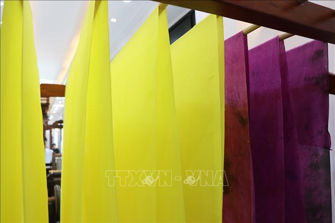 Các sản phẩm tơ lụa được thực hiện thủ công bởi các nghệ nhân nghề truyền thống Việt Nam. Ảnh: Mai Trang- TTXVN 