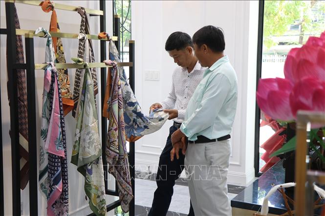 Du khách tham quan Không gian giới thiệu nghề dệt và tơ lụa ba miền- Boutique De Soie. Ảnh: Mai Trang - TTXVN 