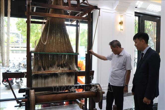 Tham quan, chiêm ngưỡng khung dệt truyền thống tại Boutique De Soie. Ảnh: Mai Trang- TTXVN 