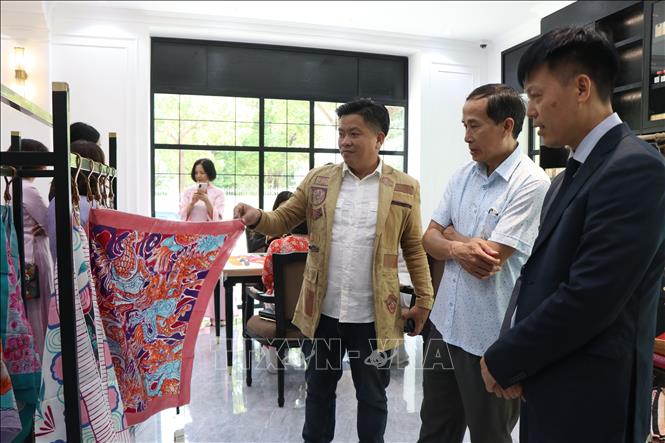Du khách tham quan các sản phẩm tơ lụa thủ công của Boutique De Soie. Ảnh: Mai Trang- TTXVN 