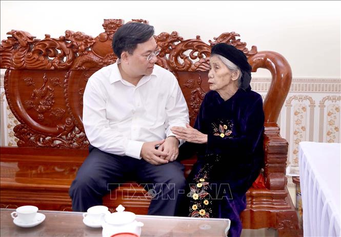 Chủ tịch UBND tỉnh Phú Thọ Trần Duy Đông thăm hỏi bà Sái Thị Khang (thân nhân liệt sĩ Nguyễn Văn Lương) tại xã Tam Dương nhân kỷ niệm 79 năm Ngày Thương binh - Liệt sĩ (27/7/1947 - 27/7/2026). Ảnh: Hoàng Hùng - TTXVN