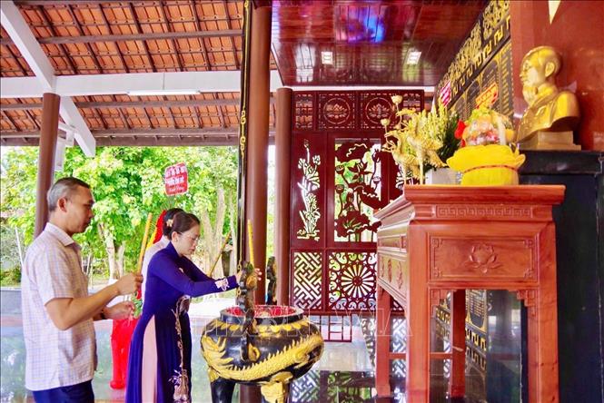 Lãnh đạo phường Bình Đức, An Giang dâng hương tưởng niệm các Anh hùng liệt sĩ tại Nhà bia Liệt sĩ Bình Đức và Khu di tích Cách mạng Mỹ Khánh. Ảnh: Thanh Sang- TTXVN
