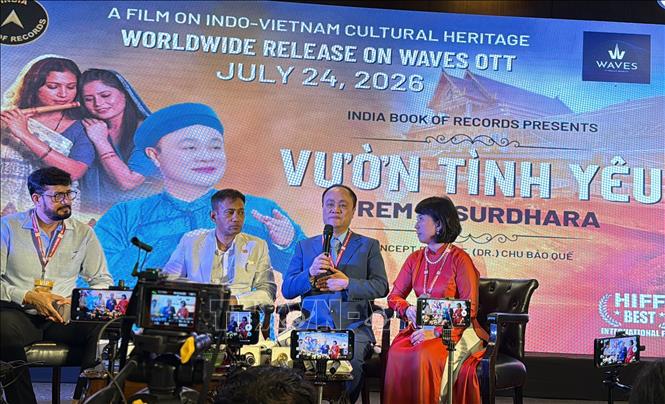 Giáo sư, Tiến sĩ Chu Bảo Quế trả lời phỏng vấn của phóng viên tại cuộc họp báo sau lễ phát hành toàn cầu bộ phim 