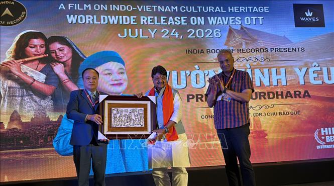Giáo sư, Tiến sĩ Chu Bảo Quế tặng tranh Đông Hồ cho ông Kailash Vijayvargiya, Bộ trưởng Các vấn đề Nghị viện bang Madhya Pradesh đồng thời là khách mời chính của sự kiện. Ảnh: Ngọc Thúy - PV TTXVN tại Ấn Độ