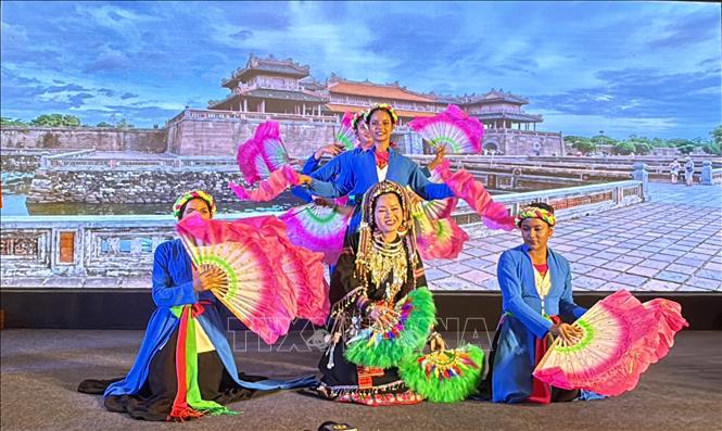 Tiết mục biểu diễn nghệ thuật phối hợp giữa nghệ sĩ Việt Nam và học sinh Ấn Độ. Ảnh: Ngọc Thúy - PV TTXVN tại Ấn Độ