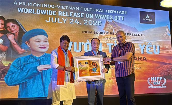 Ông Kailash Vijayvargiya, Bộ trưởng Các vấn đề Nghị viện bang Madhya Pradesh đồng thời là khách mời chính của sự kiện, tặng quà lưu niệm cho Giáo sư, Tiến sĩ Chu Bảo Quế. Ảnh: Ngọc Thúy - PV TTXVN tại Ấn Độ