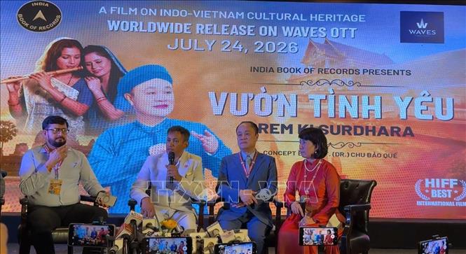 Đạo diễn Biswadeep Roy Chowdhury trả lời phỏng vấn tại cuộc họp báo cuối sự kiện. Ảnh: Ngọc Thúy - PV TTXVN tại Ấn Độ