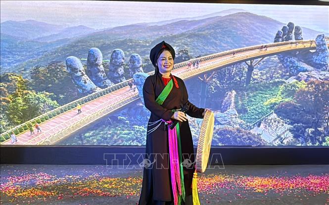 Nghệ sĩ Việt Nam biểu diễn làn điệu Quan họ tại sự kiện. Ảnh: Ngọc Thúy - PV TTXVN tại Ấn Độ