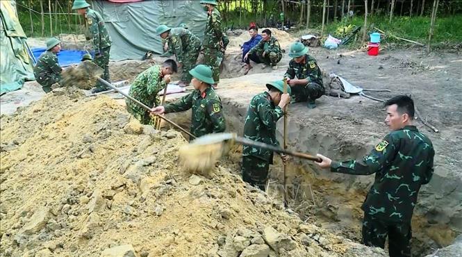 Cán bộ, chiến sĩ lực lượng làm nhiệm vụ nỗ lực tìm kiếm, mở rộng khu vực có dấu hiệu nghi vấn. Ảnh: Võ Dung - TTXVN