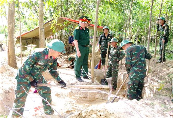 Thủ trưởng Bộ Chỉ huy Quân sự tỉnh Quảng Trị kiểm tra, động viên tinh thần lực lượng tìm kiếm tại Câu Nhi. Ảnh: TTXVN phát