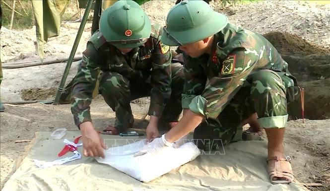 Qua quá trình tìm kiếm, lực lượng làm nhiệm vụ đã quy tập 10 hài cốt liệt sĩ Trung đoàn 88 tại Câu Nhi, xã Nam Hải Lăng, tỉnh Quảng Trị. Ảnh: Võ Dung - TTXVN