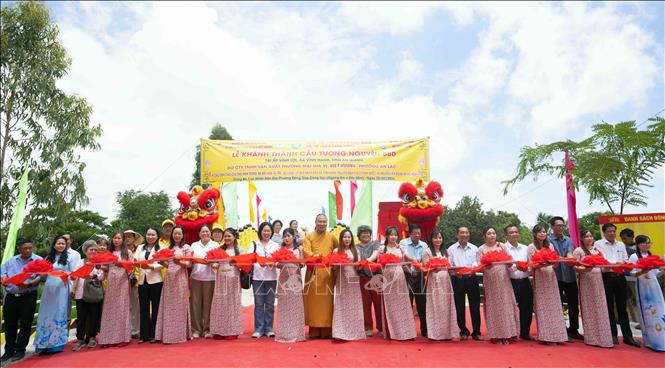 Đại biểu thực hiện nghi thức cắt băng khánh thành cầu Tường Nguyên 580 - Vĩnh Lợi 1, xã Vĩnh Hanh, tỉnh An Giang. Ảnh: Công Mạo - TTXVN