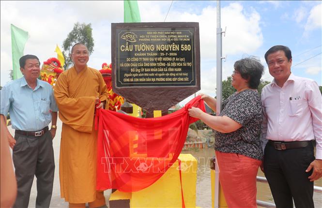 Đại biểu thực hiện nghi thức khánh thành cầu Tường Nguyên 580 - Vĩnh Lợi 1, xã Vĩnh Hanh, tỉnh An Giang. Ảnh: Công Mạo-TTXVN
