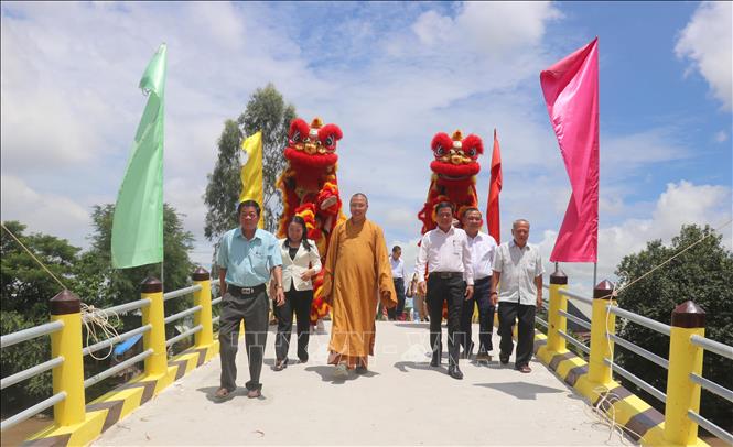 Đại biểu tham quan cầu Tường Nguyên 580 - Vĩnh Lợi 1, xã Vĩnh Hanh, tỉnh An Giang. Ảnh: Công Mạo-TTXVN