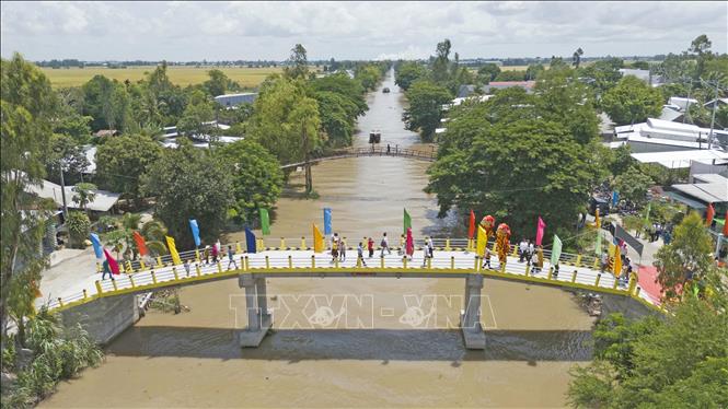 Cầu Tường Nguyên 580 - Vĩnh Lợi 1 nối hai bờ kênh Núi Chóc - Năng Gù (ấp Vĩnh Lợi, xã Vĩnh Hanh, tỉnh An Giang) có chiều dài 50 m, rộng 4 m, kết cấu dầm bê tông cốt thép, tải trọng 8 tấn. Ảnh: Công Mạo-TTXVN