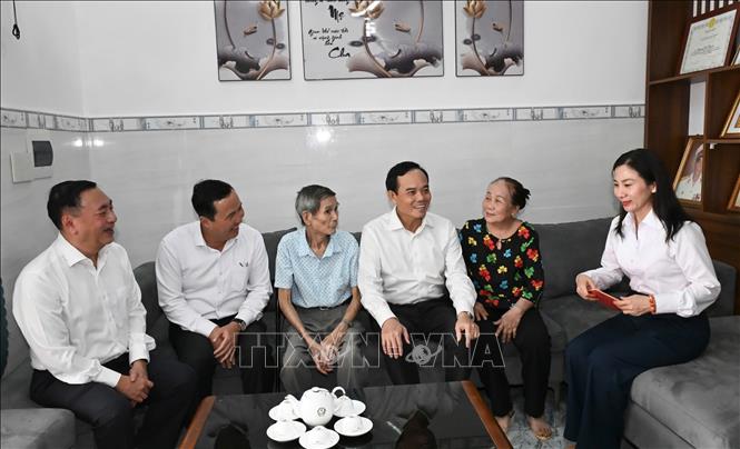 Bí thư Thành ủy TP Hồ Chí Minh Trần Lưu Quang ân cần thăm hỏi sức khỏe và đời sống gia đình cựu tù chính trị Nguyễn Xuân Viên. Ảnh: TTXVN phát