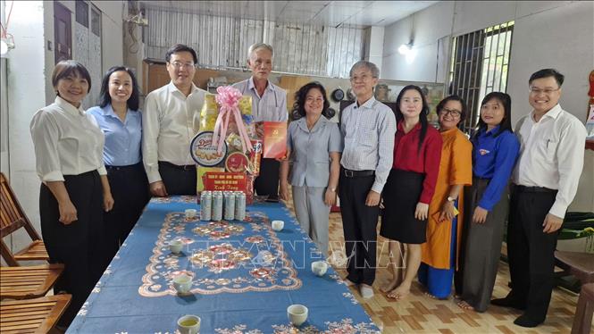 Phó Bí thư Thường trực Thành ủy TP Hồ Chí Minh Lê Quốc Phong thăm, tặng quà gia đình ông Phạm Quyết Thắng, thương binh loại B đang sinh sống tại Đặc khu Côn Đảo. Ảnh: Huỳnh Sơn-TTXVN