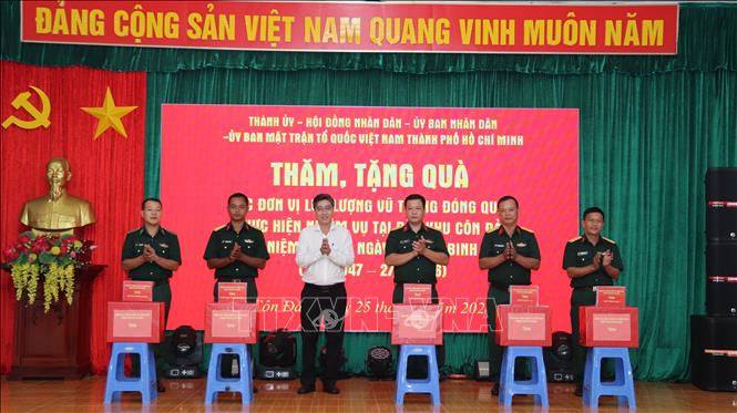 Đoàn công tác của Thành ủy, HĐND, UBND, Ủy ban MTTQ Việt Nam Thành phố Hồ Chí Minh thăm, tặng quà các đơn vị lực lượng vũ trang đang làm nhiệm vụ tại Đặc khu Côn Đảo. Ảnh: Huỳnh Sơn-TTXVN