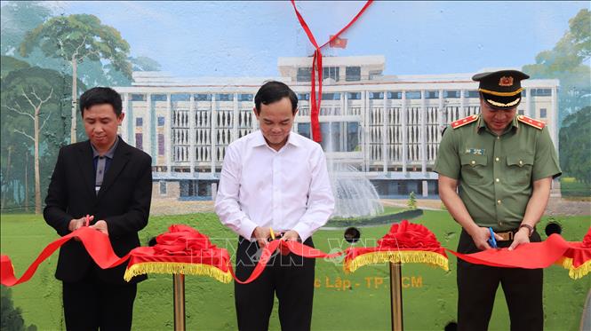 Bí thư Thành ủy TP Hồ Chí Minh Trần Lưu Quang cắt băng khánh thành Công trình bích họa “Việt Nam tươi đẹp” thứ 22 với chủ đề “Việt Nam hợp nhất – Bản hùng ca 34 tỉnh, thành” tại Đặc khu Côn Đảo. Ảnh: Huỳnh Sơn-TTXVN