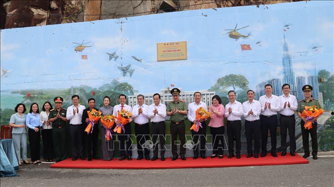 Các đại biểu tại Công trình bích họa “Việt Nam tươi đẹp” thứ 22 với chủ đề “Việt Nam hợp nhất – Bản hùng ca 34 tỉnh, thành” tại Đặc khu Côn Đảo. Đây là công trình nghệ thuật chào mừng kỷ niệm 79 năm Ngày Thương binh - Liệt sĩ, 81 năm Ngày truyền thống lực lượng Công an nhân dân và 21 năm Ngày hội Toàn dân bảo vệ an ninh Tổ quốc. Ảnh: Huỳnh Sơn-TTXVN