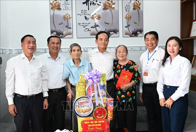Ủy viên Bộ Chính trị, Bí thư Thành ủy TP Hồ Chí Minh Trần Lưu Quang thăm, tặng quà gia đình ông Nguyễn Xuân Viên, cựu tù chính trị bị địch bắt và tù đày tại Côn Đảo. Ảnh: TTXVN phát