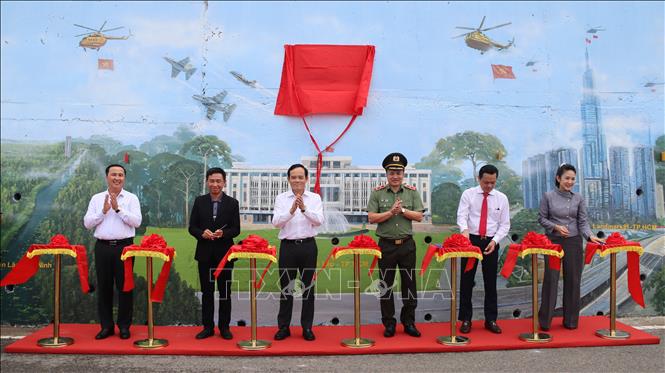Ủy viên Bộ Chính trị, Bí thư Thành ủy TP Hồ Chí Minh Trần Lưu Quang cùng các đại biểu cắt băng khánh thành Công trình bích họa “Việt Nam tươi đẹp” thứ 22 với chủ đề “Việt Nam hợp nhất – Bản hùng ca 34 tỉnh, thành” tại Đặc khu Côn Đảo. Ảnh: Huỳnh Sơn-TTXVN