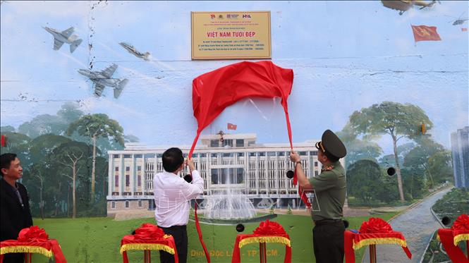 Bí thư Thành ủy TP Hồ Chí Minh Trần Lưu Quang cùng Trung tướng Mai Hoàng, Giám đốc Công an TP Hồ Chí Minh khánh thành công trình bích họa tại Đặc khu Côn Đảo. Ảnh: Huỳnh Sơn-TTXVN
