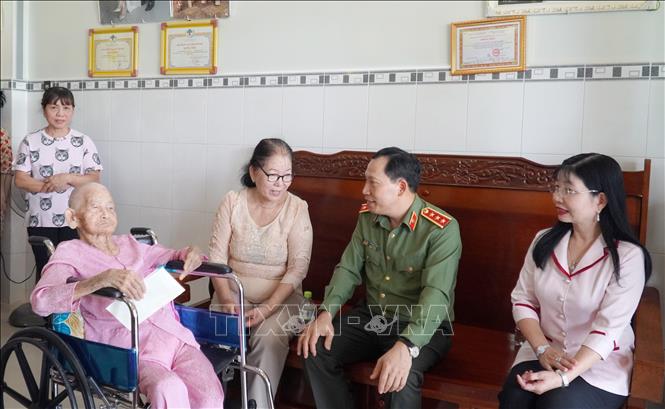 Thượng tướng Lê Văn Tuyến, Ủy viên Trung ương Đảng, Thứ Trưởng Bộ Công an và Phó Bí thư Tỉnh ủy An Giang, Chủ tịch Ủy ban MTTQ Việt Nam tỉnh Trần Thị Thanh Hương thăm và tặng quà Mẹ Việt Nam Anh hùng Nguyễn Thị Bồi, phường Rạch Giá. Ảnh: Văn Sĩ - TTXVN                                 