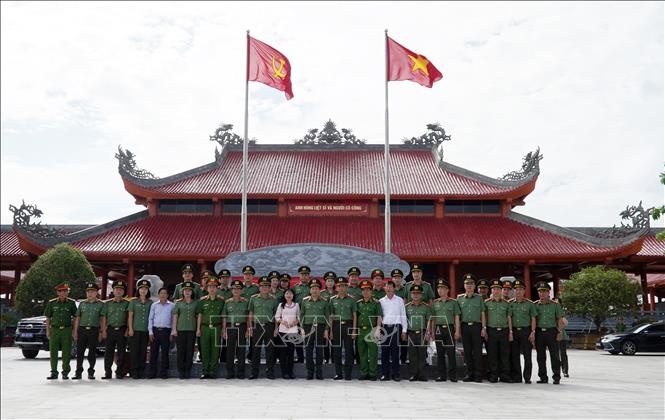 Thượng tướng Lê Văn Tuyến, Ủy viên Trung ương Đảng, Thứ Trưởng Bộ Công an cùng các đại biểu tại Đền thờ các Anh hùng liệt sĩ và người có công với cách mạng tỉnh An Giang. Ảnh: Văn Sĩ - TTXVN                                 