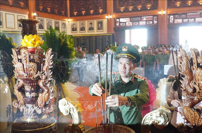 Thượng tướng Lê Văn Tuyến, Ủy viên Trung ương Đảng, Thứ Trưởng Bộ Công an dâng hương tại Đền thờ các Anh hùng liệt sĩ và người có công với cách mạng tỉnh An Giang. Ảnh: Văn Sĩ - TTXVN                                 