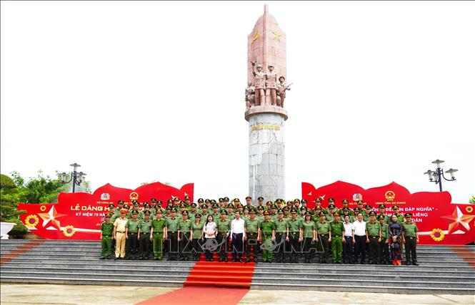 Các đại biểu tại Đài tưởng niệm Khu Di tích lịch sử Quốc gia Ban An ninh Khu IX. Ảnh: Văn Sĩ - TTXVN                                 