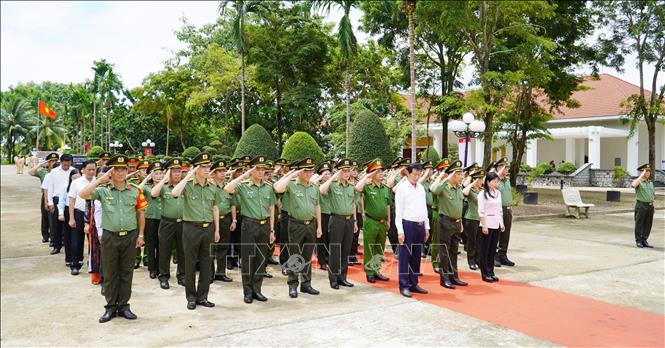 Các đại biểu dành một phút mặc niệm tưởng nhớ công lao, sự anh dũng hy sinh của các Anh hùng liệt sĩ tại Khu Di tích lịch sử Quốc gia Ban An ninh Khu IX. Ảnh: Văn Sĩ - TTXVN                                 
