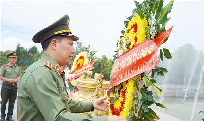 Thượng tướng Lê Văn Tuyến, Ủy viên Trung ương Đảng, Thứ Trưởng Bộ Công an thực hiện nghi thức dâng hoa tại Đài tưởng niệm Khu Di tích lịch sử Quốc gia Ban An ninh Khu IX. Ảnh: Văn Sĩ - TTXVN                            