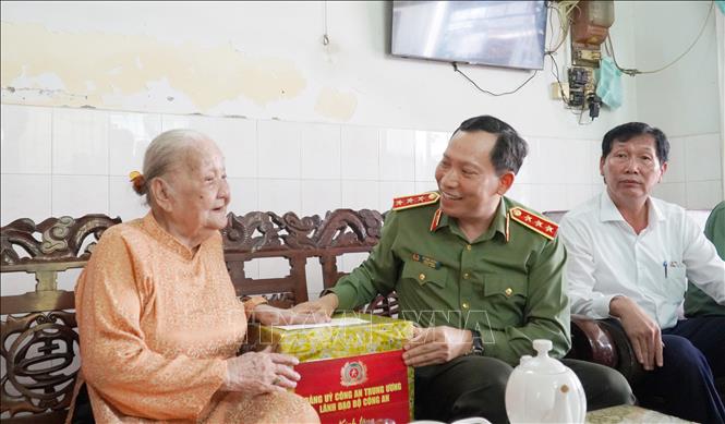 Thượng tướng Lê Văn Tuyến, Ủy viên Trung ương Đảng, Thứ Trưởng Bộ Công an thăm hỏi, tặng quà Mẹ Việt Nam Anh hùng Đặng Thị Liễu, phường Rạch Giá. Ảnh: Văn Sĩ - TTXVN                                 