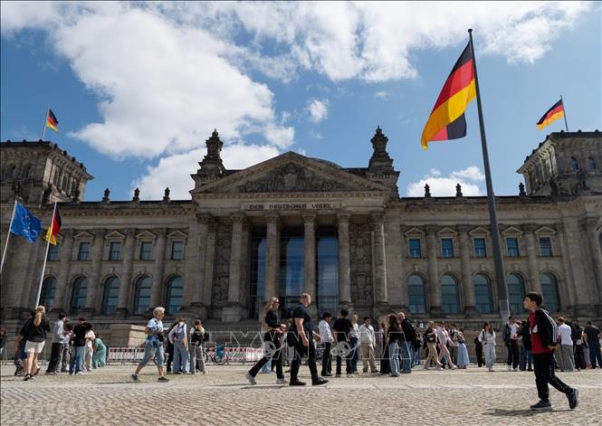 Khách du lịch tham quan Tòa nhà Reichstag, trụ sở Quốc hội Liên bang Đức, ở thủ đô Berlin ngày 24/7/2026. Ảnh: THX/TTXVN phát