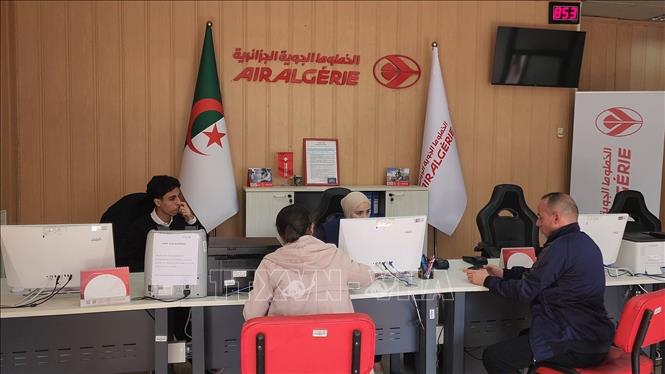 Khách hàng mua vé bay của Air Algérie tại một đại lý của hãng ở thủ đô Algiers. Ảnh: Mạnh Hùng – PV TTXVN tại Algeria