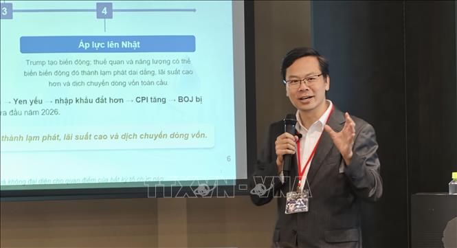 Diễn giả Nguyễn Quốc Hùng, Giáo sư Đại học Aoyama Gakuin, phân tích mối liên hệ giữa kinh tế vĩ mô, địa chính trị và sự dịch chuyển của dòng tiền toàn cầu. Ảnh: Bùi Hà- PV TTXVN tại Nhật Bản
 