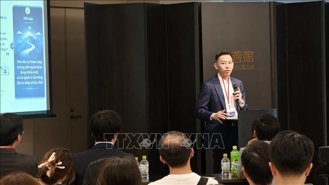 Diễn giả chia sẻ kinh nghiệm đầu tư tại thị trường Nhật Bản. Ảnh: Bùi Hà- PV TTXVN tại Nhật Bản
