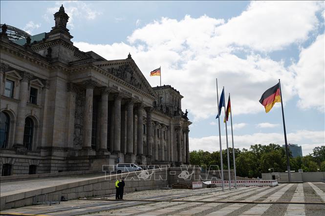Khách du lịch tham quan Tòa nhà Reichstag, trụ sở Quốc hội Liên bang Đức, ở thủ đô Berlin ngày 24/7/2026. Ảnh: THX/TTXVN phát