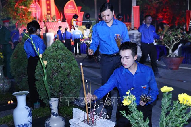 Các đại biểu tham dự chương trình thắp hương tri ân các Anh hùng liệt sĩ. Ảnh: Minh Đức - TTXVN
