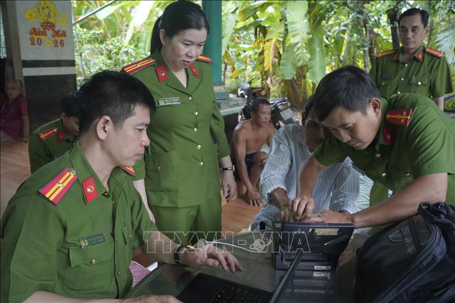 Thực hiện thủ tục lấy dấu vân tay để làm thẻ căn cước. Ảnh: TTXVN phát