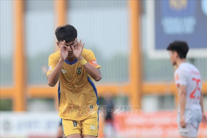 Phút 41, sau tình huống phạt góc dẫn đến hàng loạt pha dứt điểm trong vòng cấm, Thanh Đức (số 12) tung cú sút quyết đoán mở tỷ số 1 - 0 cho U21 SLNA. Ảnh: Minh Quyết - TTXVN