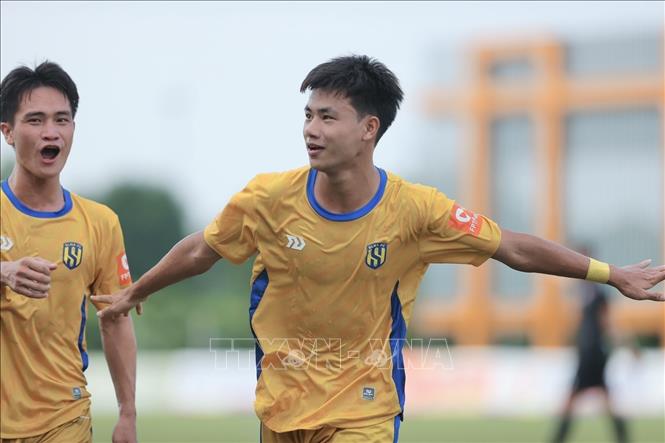 Phút 41, sau tình huống phạt góc dẫn đến hàng loạt pha dứt điểm trong vòng cấm, Thanh Đức (số 12) tung cú sút quyết đoán mở tỷ số 1 - 0 cho U21 SLNA. Ảnh: Minh Quyết - TTXVN
