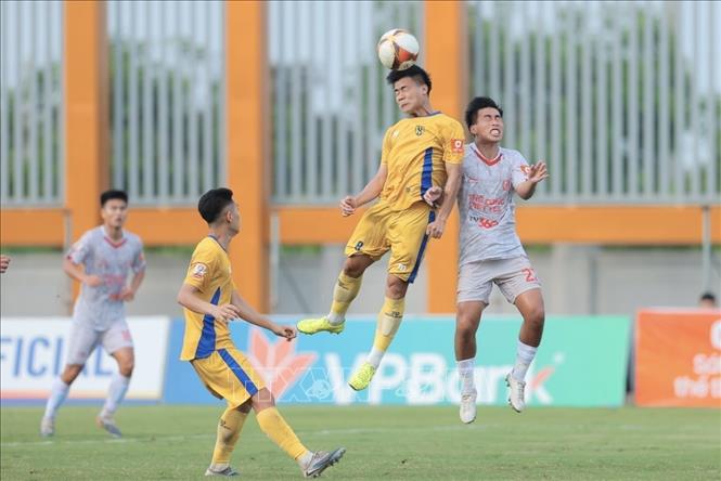 Pha tranh cướp bóng giữa cầu thủ Quang Vinh (số 8, SLNA) và cầu thủ Đoàn Thế Phong (số 22, Viettel). Ảnh: Minh Quyết - TTXVN