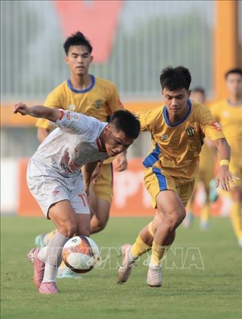 Nỗ lực đi bóng Hoàng Công Hậu (số 11, Viettel). Ảnh: Minh Quyết - TTXVN