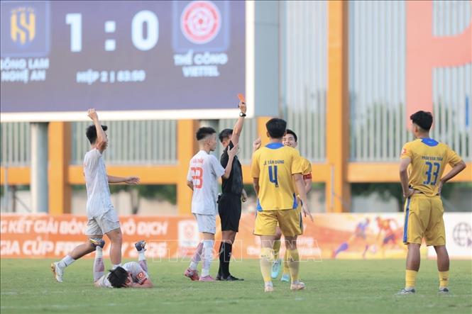 Kết thúc trận đấu, U21 SLNA giành chiến thắng với tỷ số 1 - 0 bằng bàn thắng duy nhất của Bùi Thanh Đức. Ảnh: Minh Quyết - TTXVN