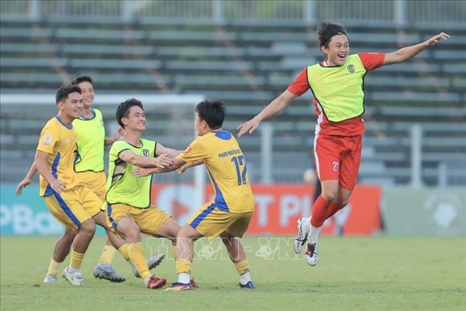 Niềm vui của các cầu thủ U21 SLNA khi giành Cup vô địch. Ảnh: Minh Quyết - TTXVN